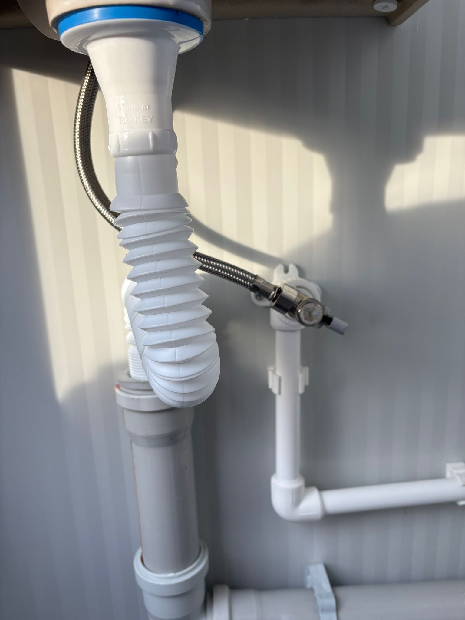 Aansluiting van de fontein in een toilet- en urinoirunit.