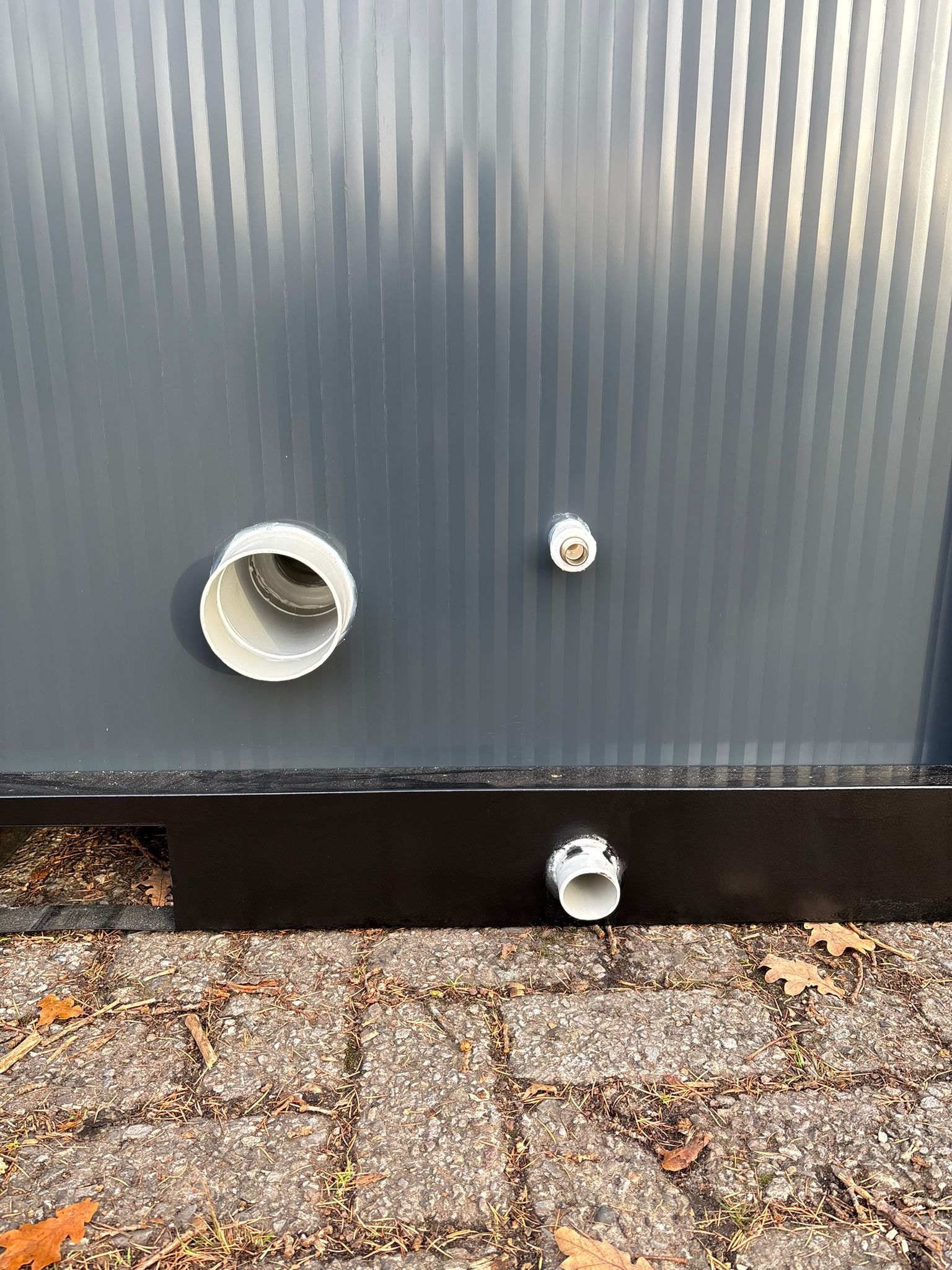 Aansluitingen aan de achterzijde van het toilet.