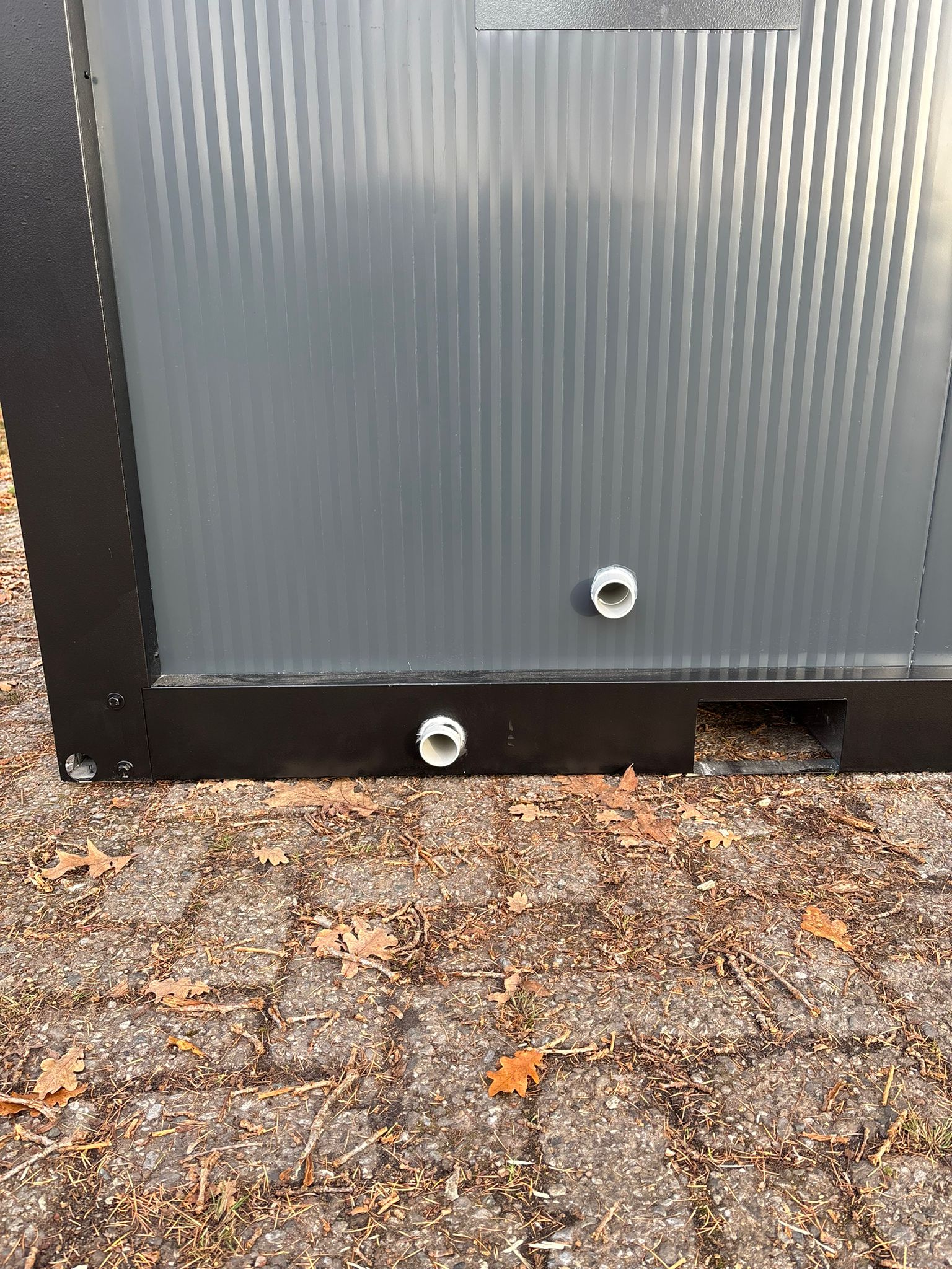 Achterzijde met aansluitingen voor het urinoir.