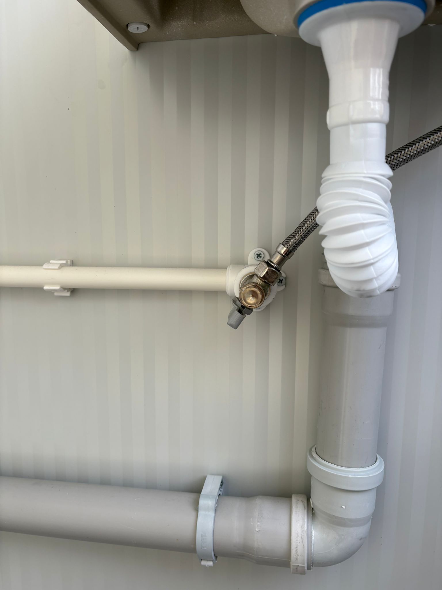 Fonteinaansluiting in de urinoirruimte van een toilet- en urinoirunit.