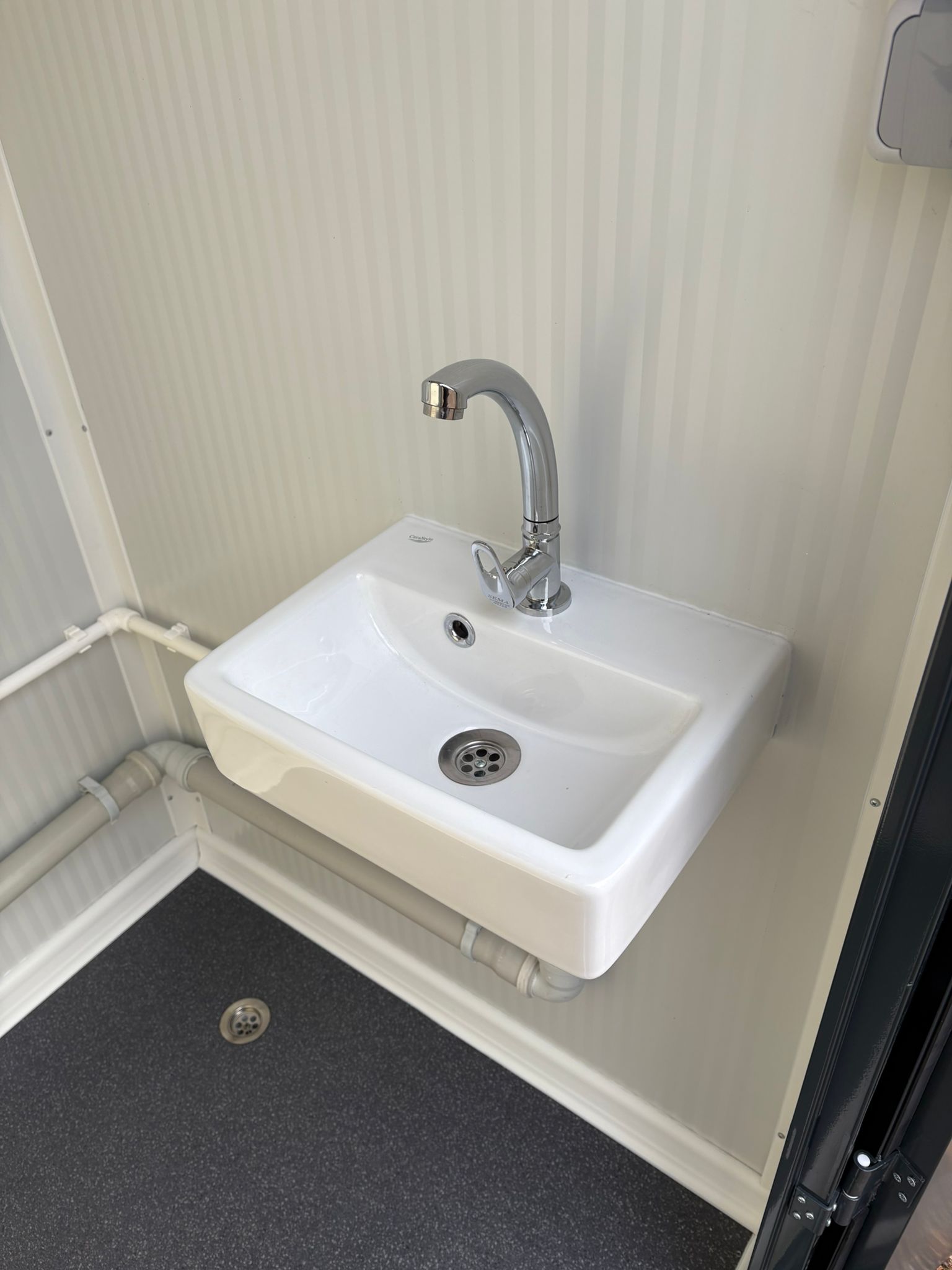 Fonteinset van een toilet- en urinoirunit.