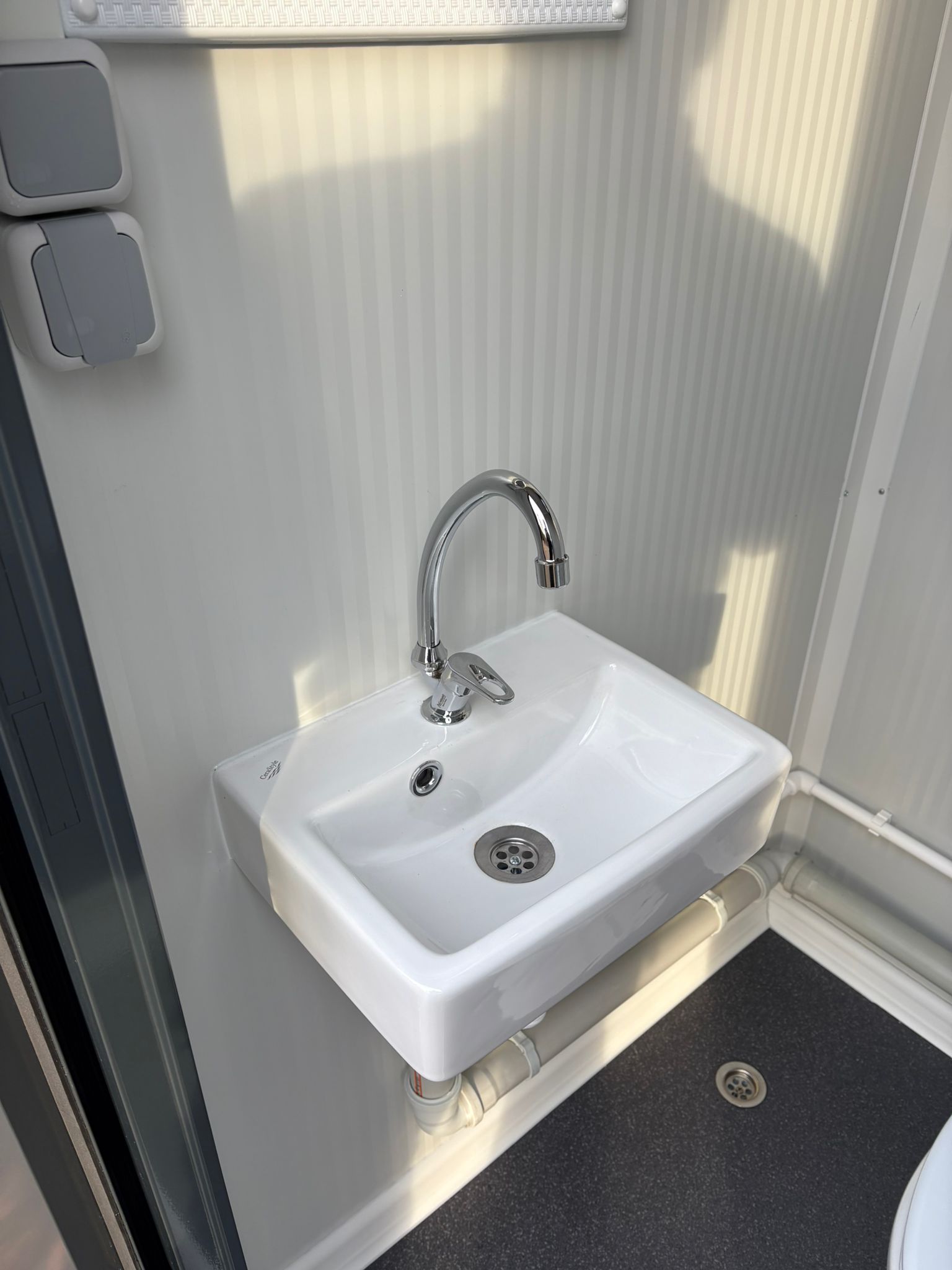 Fontein in een toilet- en urinoirunit.