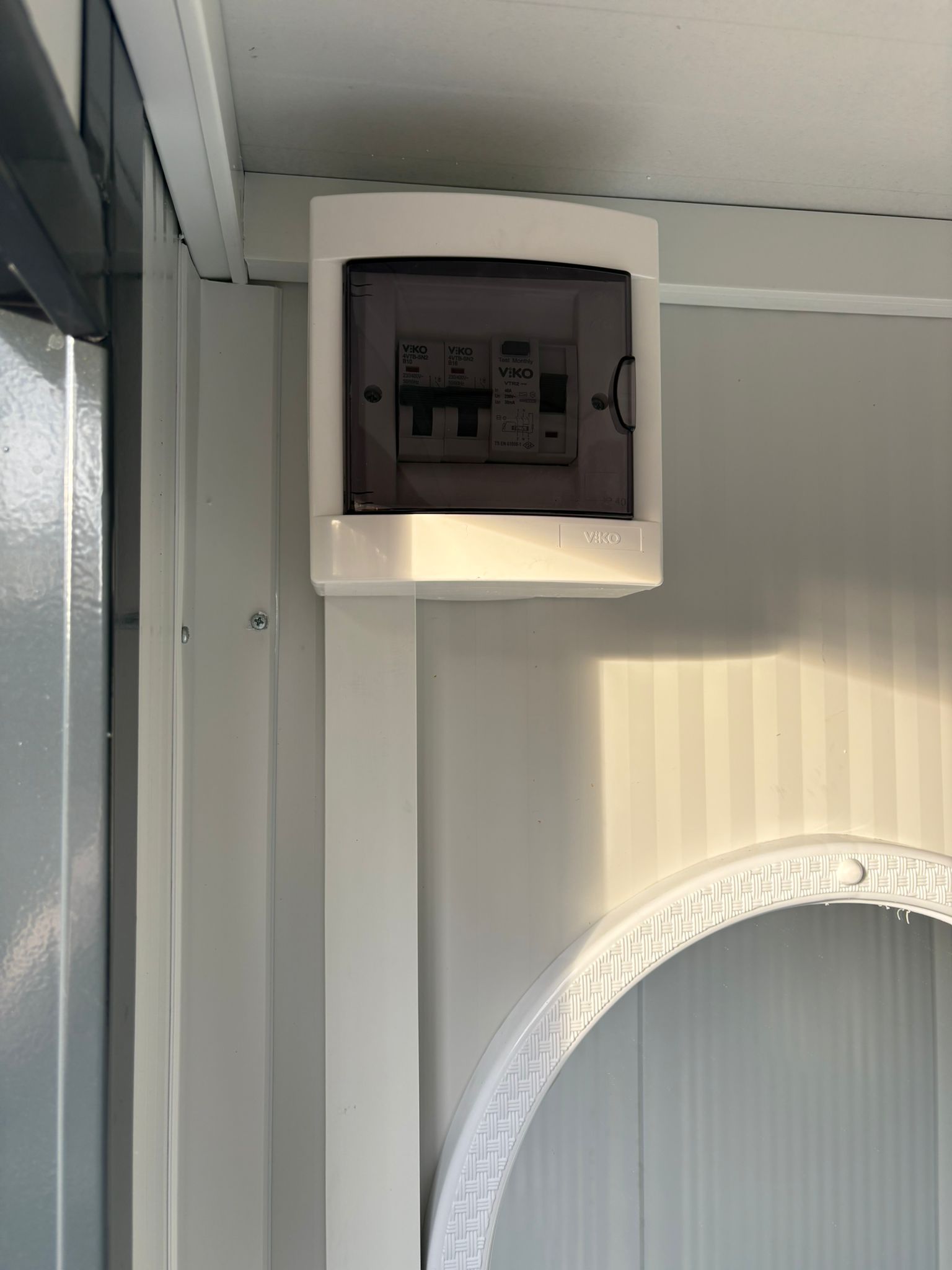 Groepenkast van een toilet- en urinoirunit.