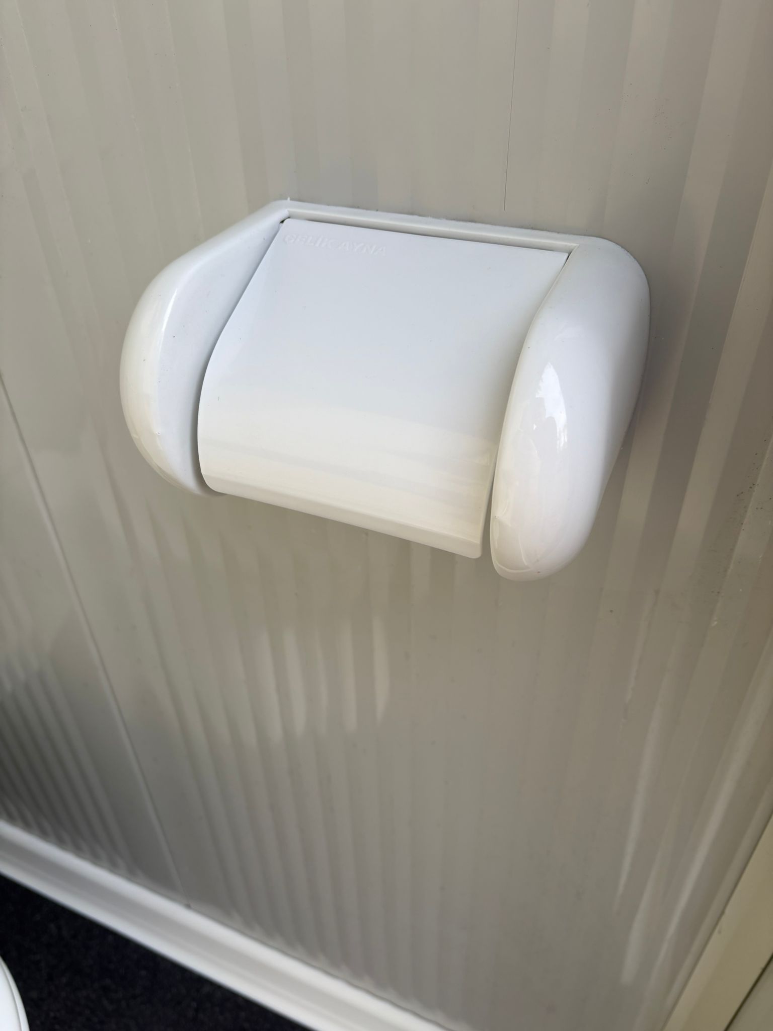 Toiletrolhouder in een toilet- en urinoirunit.